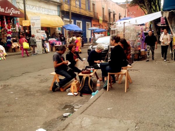 Oficina del bordado documental en la calle de república del Colombia